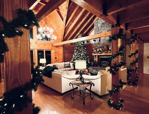 Älytelevisio, takka, DVD-soitin, pöytäjalkapallopöytä