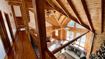 TV connectée, cheminée, lecteur de DVD, baby-foot