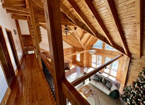 Älytelevisio, takka, DVD-soitin, pöytäjalkapallopöytä