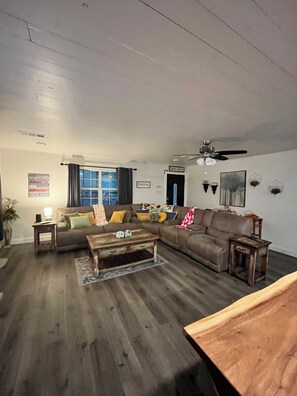 Smart TV, chimenea y estéreo 