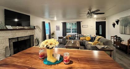 Cozy lake house w/Lake Conroe access- pet friendly!