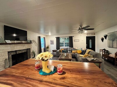 Cozy lake house w/Lake Conroe access- pet friendly!