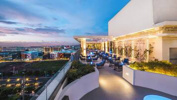 2 bars/lounges, rooftop bar