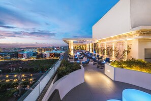 2 bars/lounges, rooftop bar - Seda Manila Bay near Ayala Malls (Parañaque)