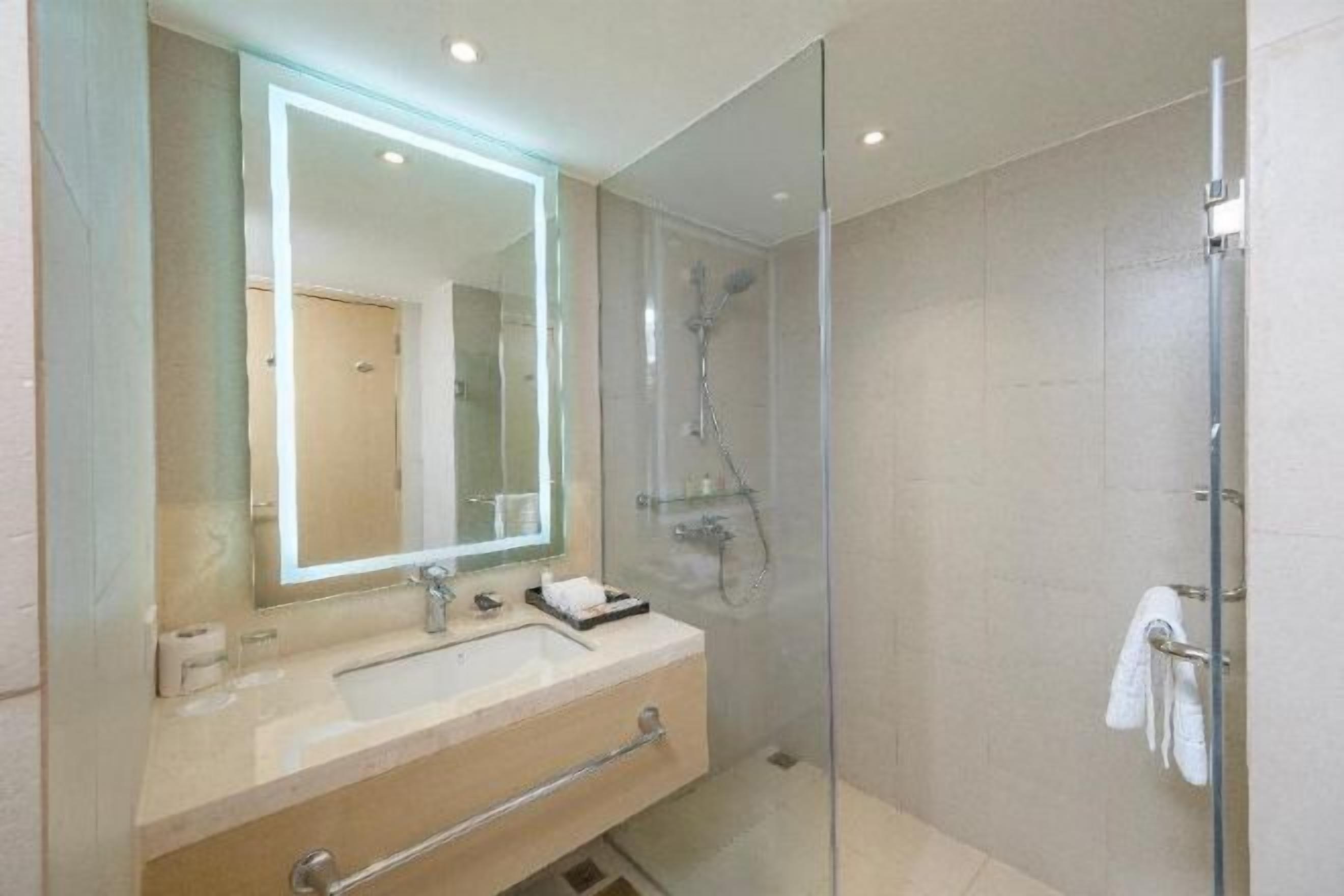 Ducha, artículos de tocador gratuitos, secador de pelo, batas