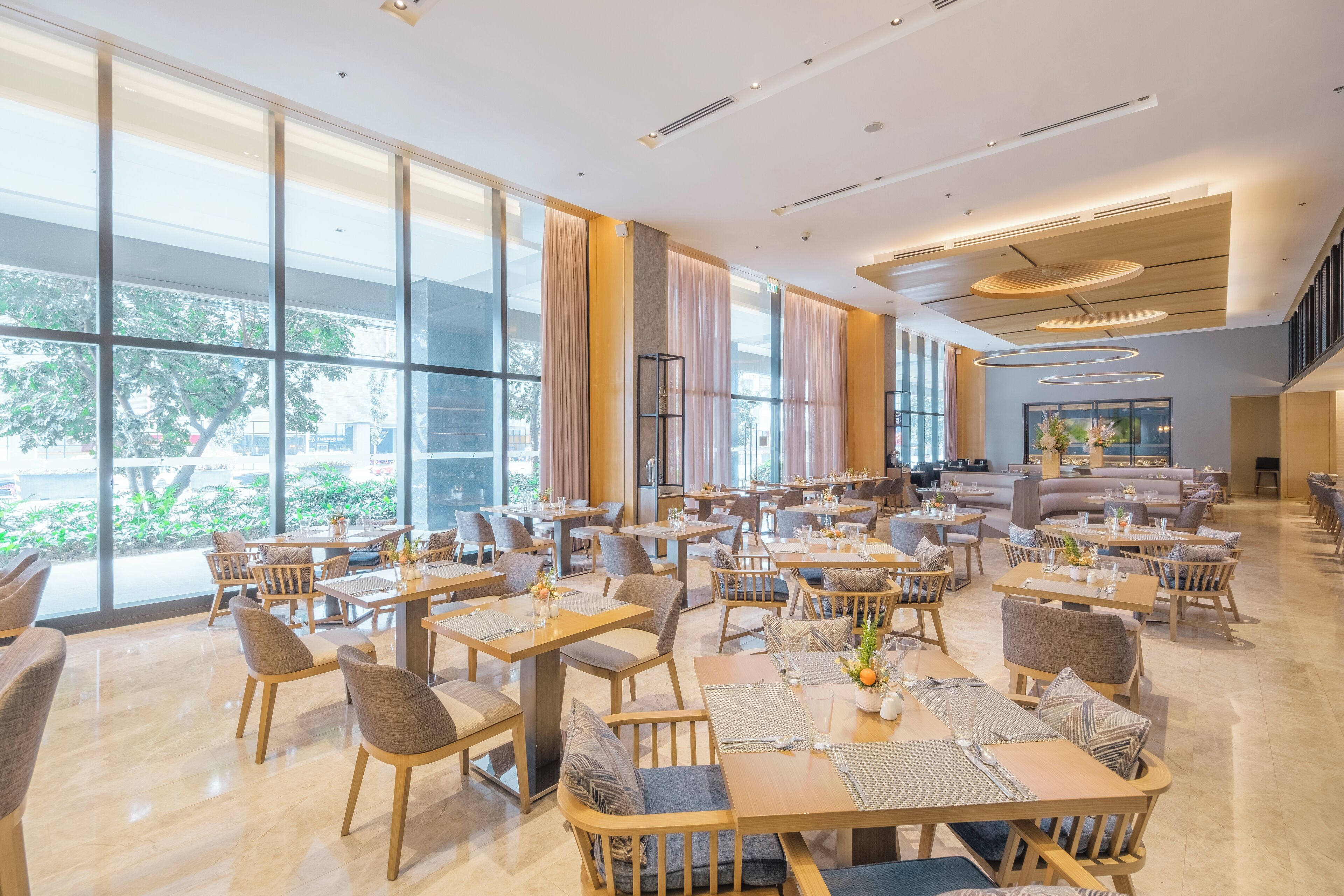 2 restaurantes; se sirve desayuno, almuerzo y cena; cocina internacional