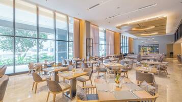 2 restaurantes; se sirve desayuno, almuerzo y cena; cocina internacional