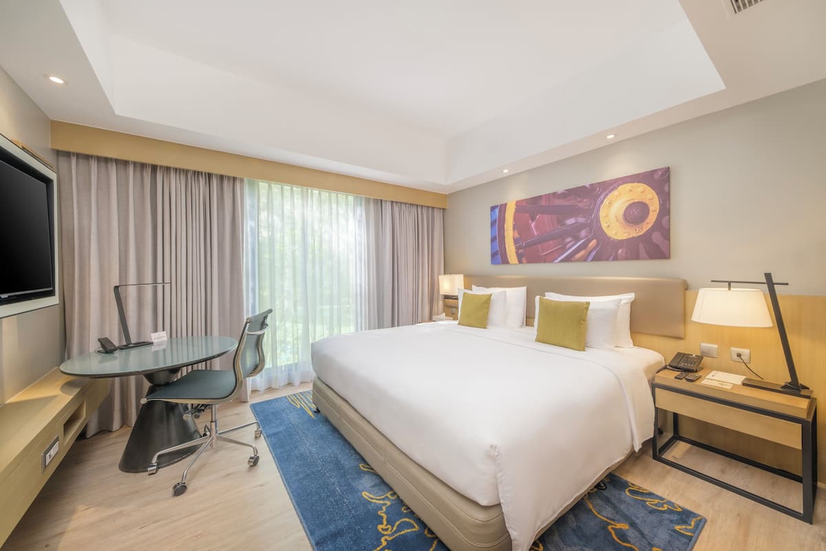 Two-Bedroom Family Suite with 1 King Bed and 1 Bunk Bed | 高档床上用品、迷你吧、客房内保险箱、办公桌
