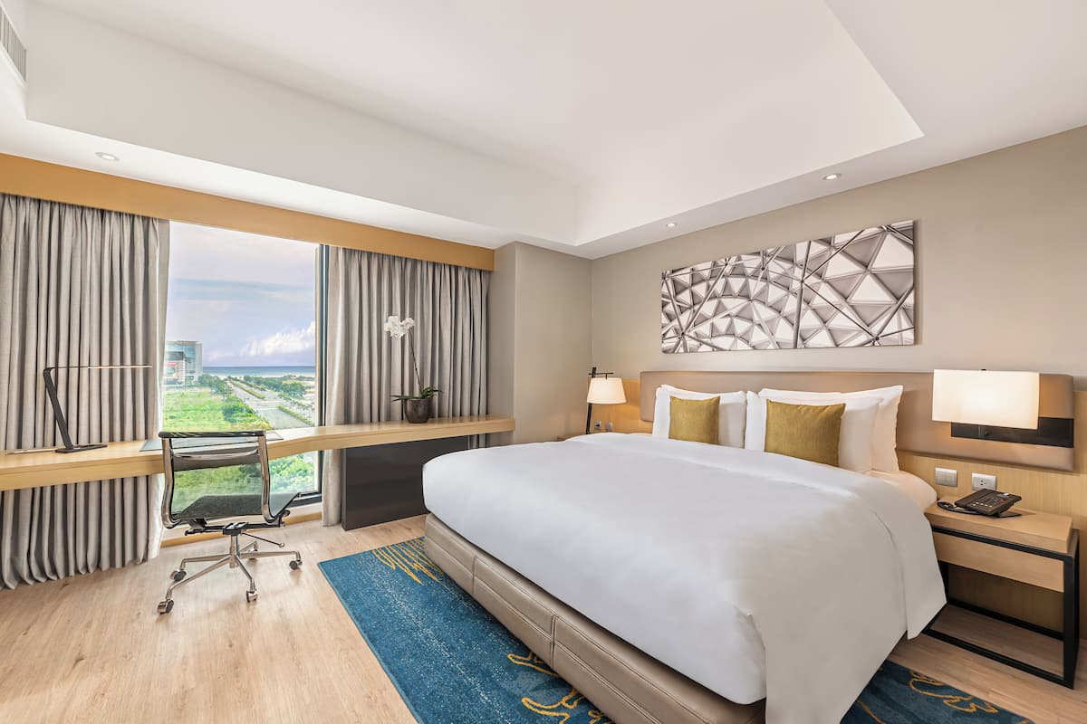 One-Bedroom Suite with 1 King Bed and Club Access | 高档床上用品、迷你吧、客房内保险箱、办公桌