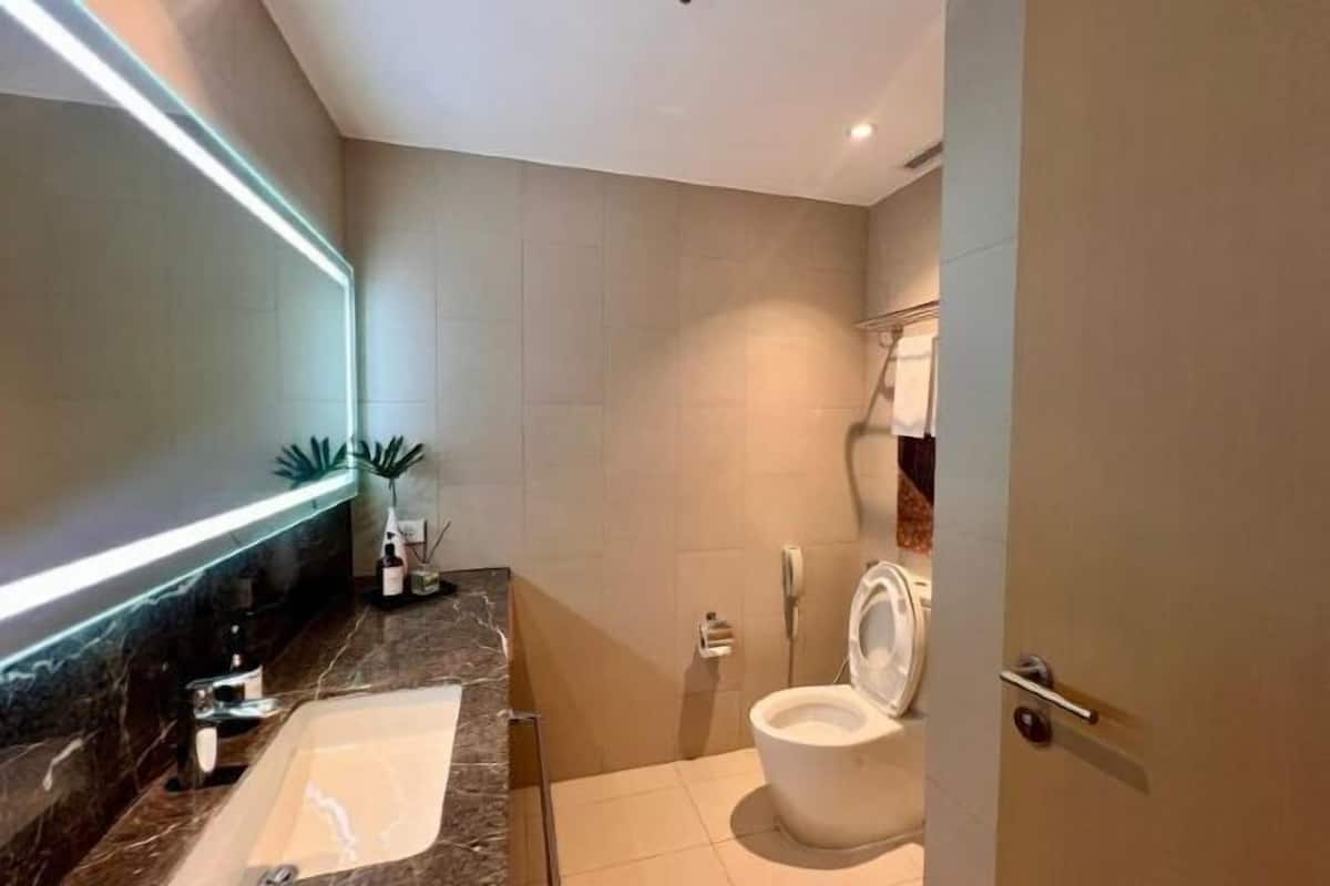 Salle de bain | Douche, articles de toilette (gratuits), séchoir à cheveux, peignoirs