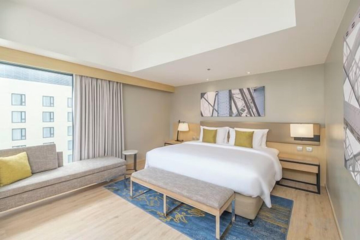 Ropa de cama de alta calidad, minibar, caja fuerte y escritorio