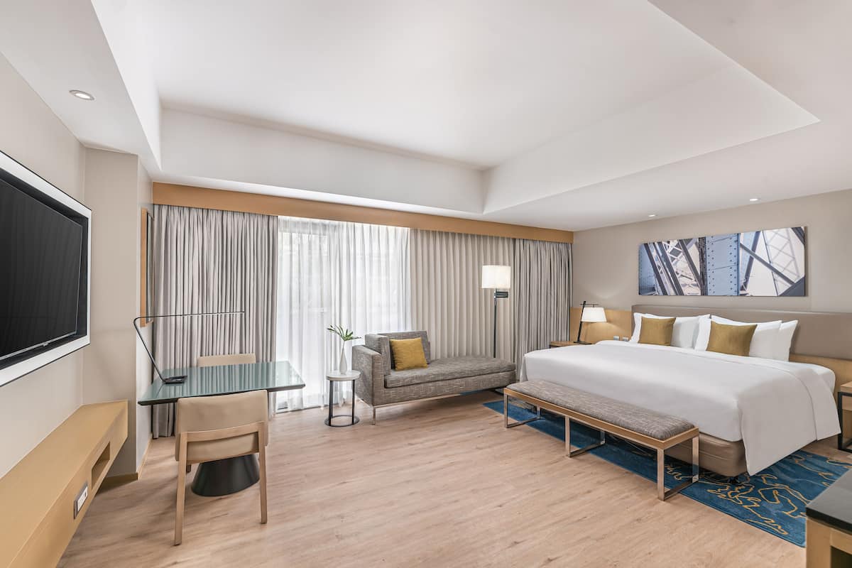 Premier Room with 1 King Bed and Club Access | 高档床上用品、迷你吧、客房内保险箱、办公桌