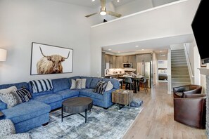 Smart-TV, peis, bøker og filmbibliotek