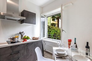 Een koelkast, een kookplaat, een koffiezetapparaat/waterkoker