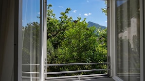 A window with a view of lush greenery and distant mountains. - Serenata 5 - Cavigliano Studios with Terrace for 5, Cavigliano, Centovalli, Switzerland (Cavigliano, Centovalli)