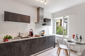 Kühlschrank, Herdplatte, Wasserkocher mit Kaffee-/Teezubehör