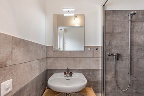 Shower, towels