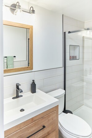 مجففات شعر، مناشف، صابون، ورق حمّام