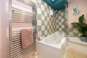 Bathtub, hair dryer, towels - GuestReady - Charming haven in Knowledge Quarter (Liverpool)