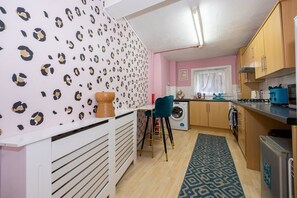 Fridge, microwave, oven, coffee/tea maker - GuestReady - Charming haven in Knowledge Quarter (Liverpool)