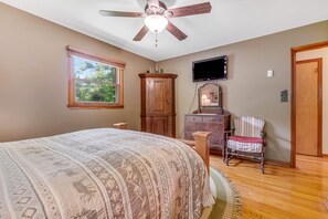 3 bedrooms, iron/ironing board, internet, bed sheets