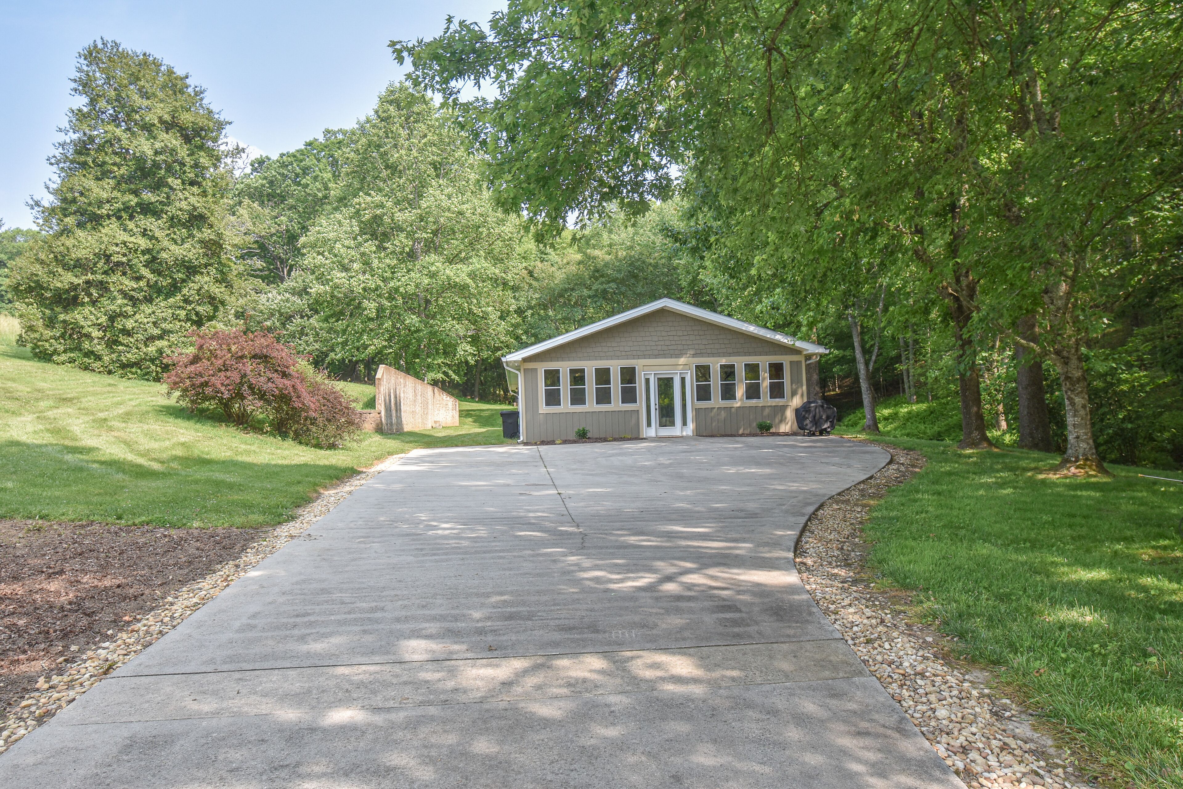 Creekside home near the lakes with beautiful yard, firepit & Ping-Pong