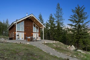 Exterior - Inviting dog-friendly cabins with full kitchen, firepit, patio, loft, & W/D (Sandpoint)