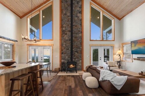 Inviting dog-friendly cabins with full kitchen, firepit, patio, loft, & W/D