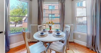 Inviting apartment with full kitchen, porch, convenient location, & fast WiFi