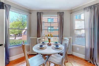 Inviting apartment with full kitchen, porch, convenient location, & fast WiFi