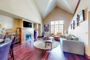 Televisión, chimenea, reproductor de DVD y futbolito