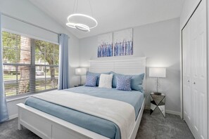 4 quartos, escrivaninha, ferros/tábuas de passar roupa