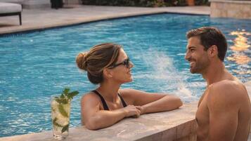 Piscine extérieure, piscine chauffée, chaises longues