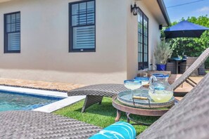 Utendørsbasseng, et oppvarmet basseng og solsenger