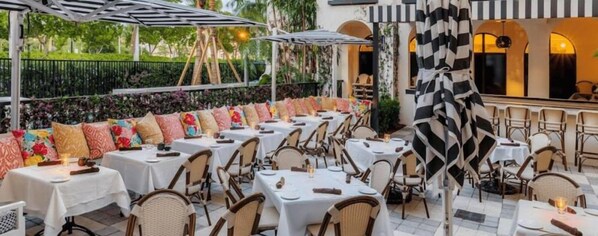 Outdoor dining - The Royal Palms Estate  I By Hotel Home Stays (West Palm Beach)