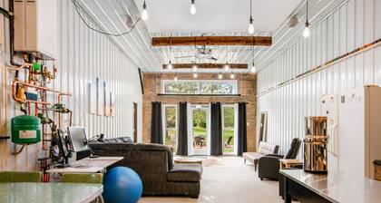 Renovated barn retreat with firepit, grill, sauna, foosball, kayaks & movie room