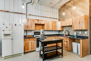 Fridge, oven, stovetop, coffee/tea maker