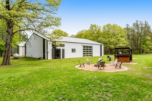 Exterior - Renovated barn retreat with firepit, grill, sauna, foosball, kayaks & movie room (Necedah)