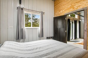 4 bedrooms, desk, iron/ironing board, Internet