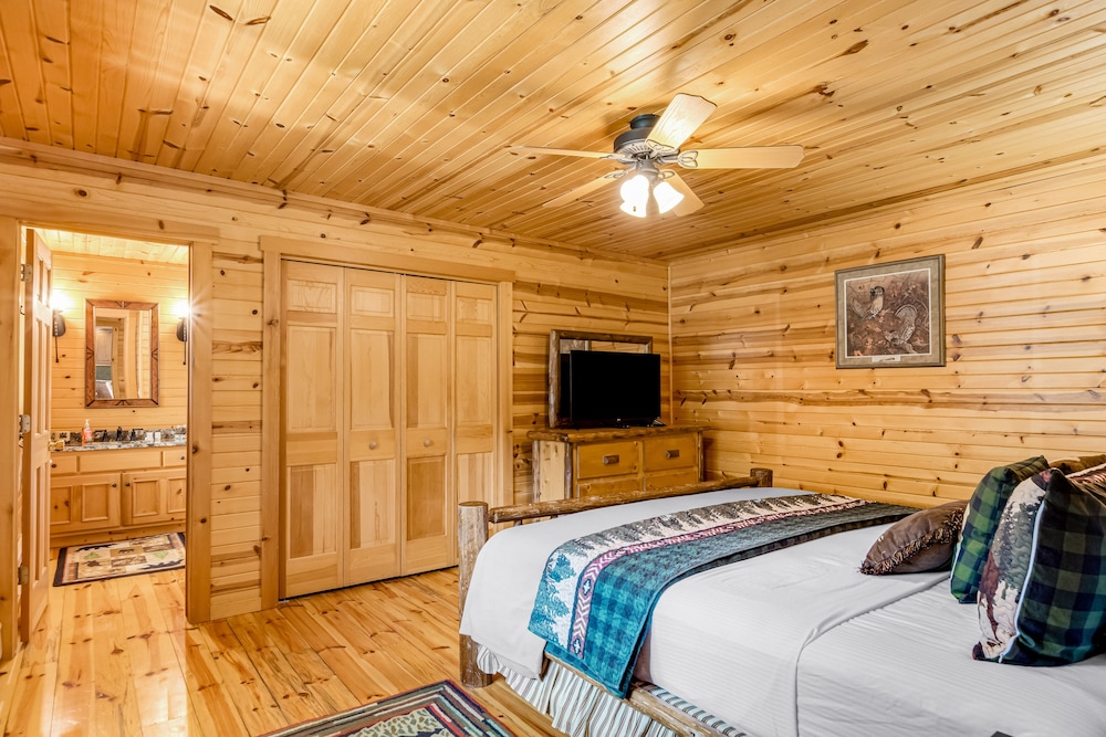 Lakefront home with game rooms, dock, kayaks, private beach, fireplace