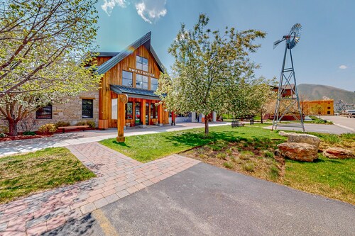 Dog-friendly townhome near year-round recreation with pool, hot tub, balcony, AC