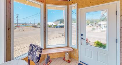 Comfy dog-friendly bay home with kitchenette, gas grill, patio, yard, and W/D