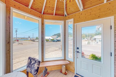 Comfy dog-friendly bay home with kitchenette, gas grill, patio, yard, and W/D