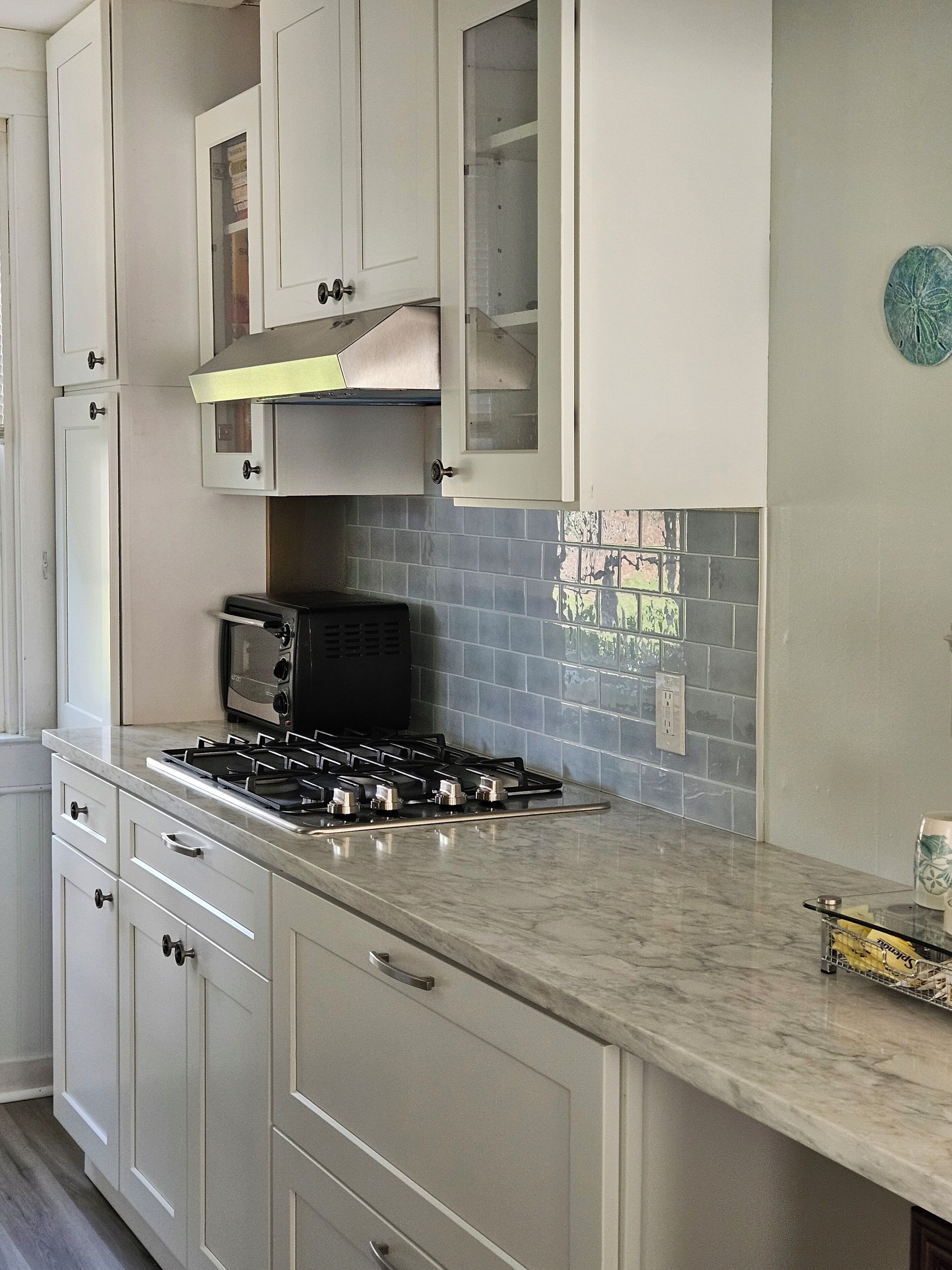 Coffee/tea maker, fridge, microwave, stovetop