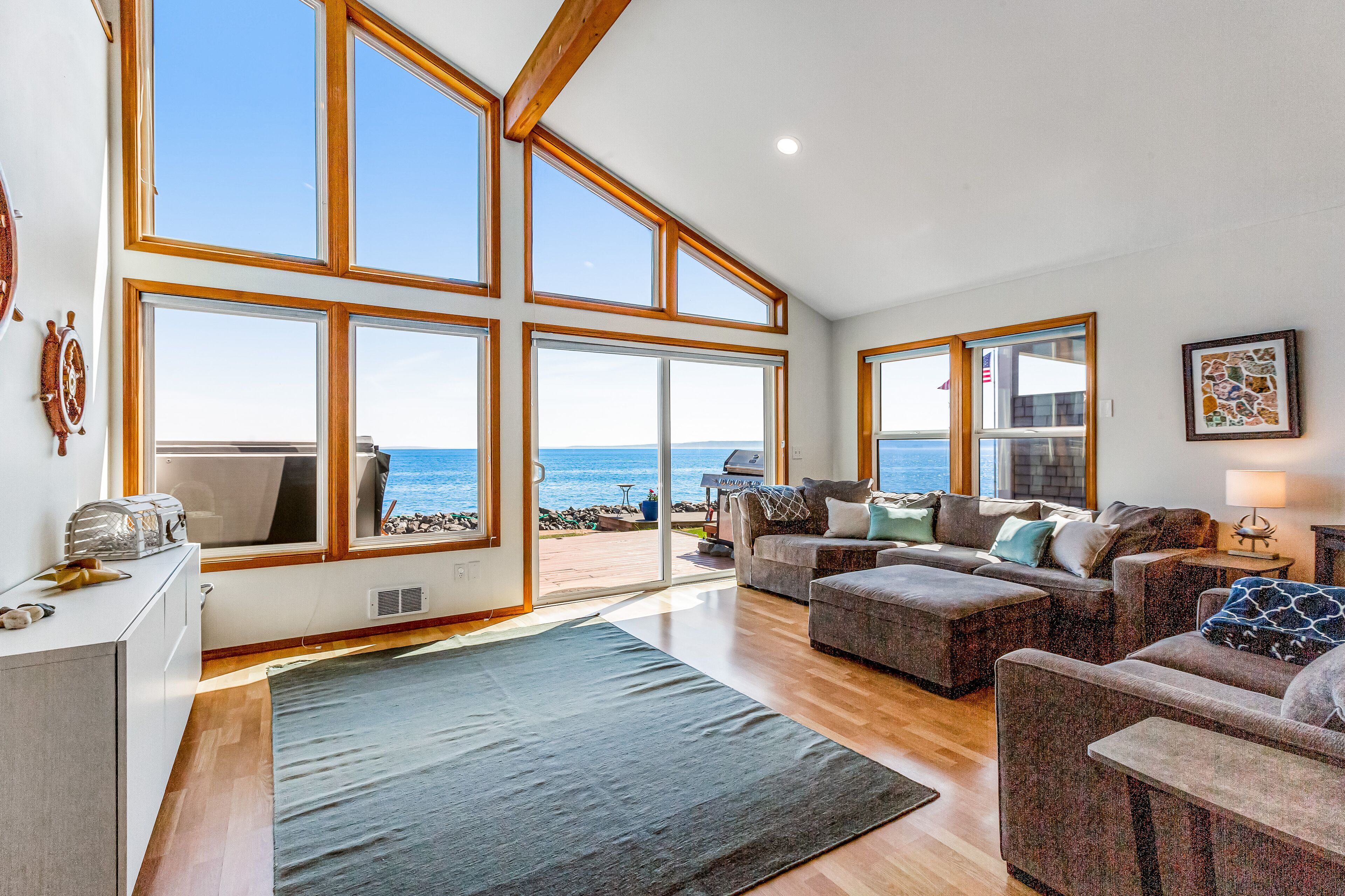 Perfect beach house with stunning views, hot tub & firepit - steps to the water