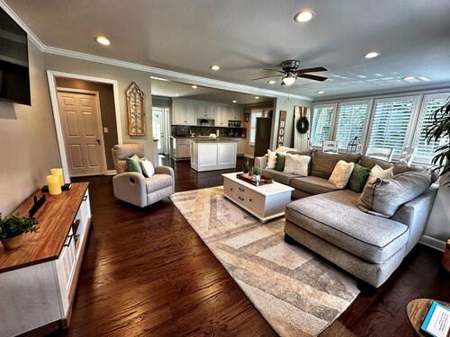 Luxurious and Cozy Midtown Home Near Fort Moore and Uptown