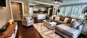 Luxurious and Cozy Midtown Home Near Fort Moore and Uptown