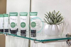 尊贵公寓 | 浴室服务设施 | 淋浴/盆浴组合、免费洗浴用品、吹风机、毛巾