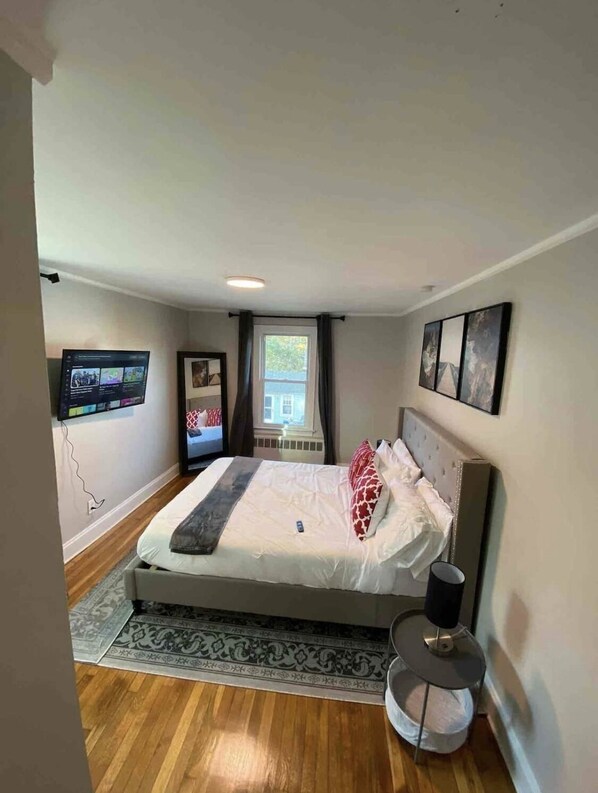 3 bedrooms, desk, iron/ironing board, free WiFi