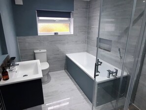 Cottage | Badkamer | Een douche